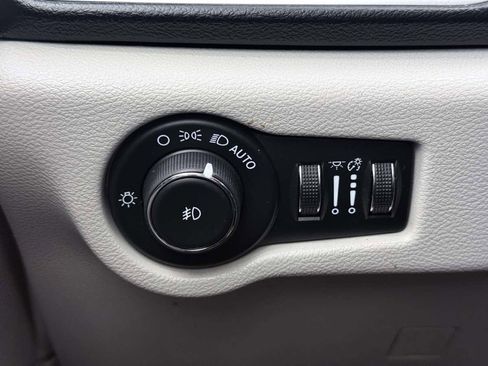 Used 2022 Chrysler Pacifica Touring-L image 38