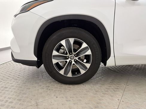 Used 2023 Toyota Highlander XLE FWD image 12