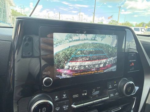 Used 2024 Toyota Highlander LE FWD image 4