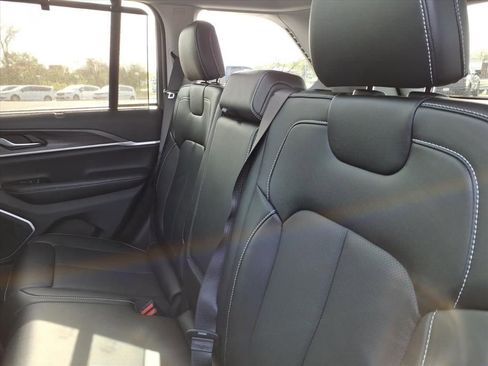 Used 2023 Jeep Grand Cherokee Limited w/ Luxury Tech Group II AWD/4WD image 13