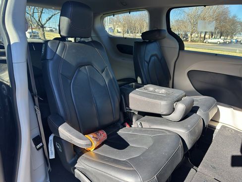 Used 2020 Chrysler Pacifica Touring-L Plus w/ Tire & Wheel Group image 14