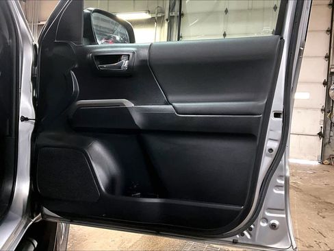 Used 2018 Toyota Tacoma TRD Sport w/ Technology Package image 21