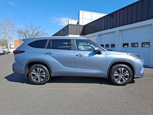 Used 2023 Toyota Highlander XLE image 7