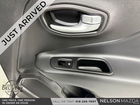 Used 2023 Jeep Renegade Latitude AWD/4WD image 41