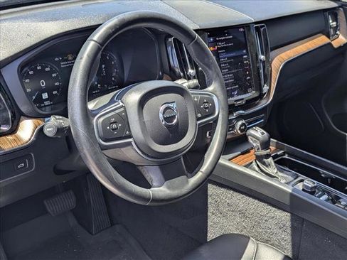 Used 2021 Volvo XC60 T5 Momentum w/ Protection Package Premier FWD image 9