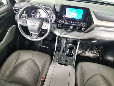 Used 2023 Toyota Highlander LE image 16