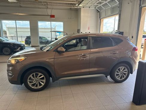 Used 2017 Hyundai Tucson SE w/ SE Popular Package 02 FWD image 2