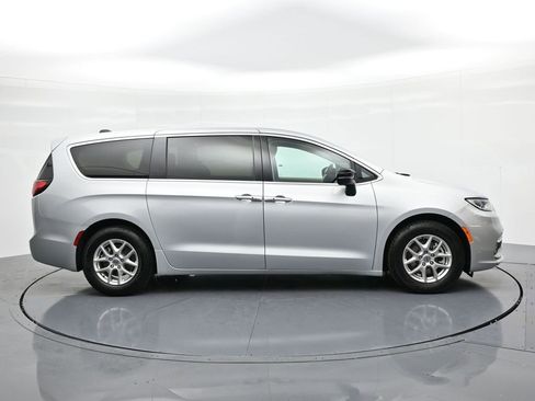Used 2024 Chrysler Pacifica Touring-L image 5
