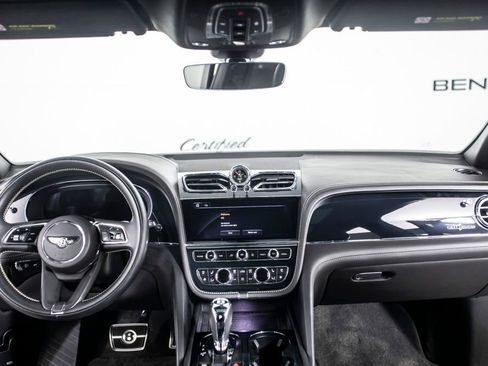 Used 2022 Bentley Bentayga image 24