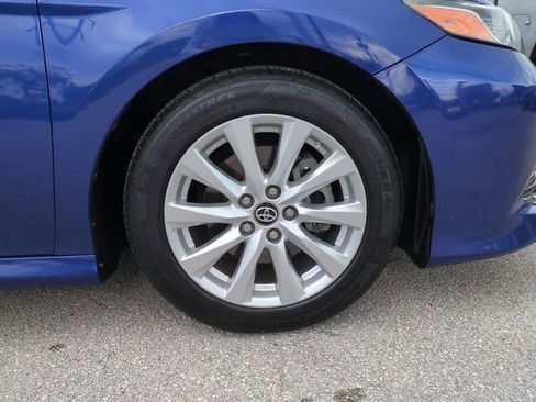 Used 2018 Toyota Camry LE image 10