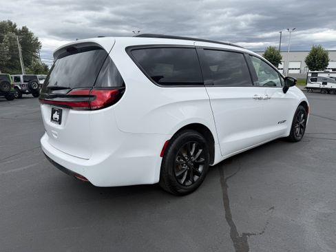 Used 2025 Chrysler Pacifica Select FWD image 5