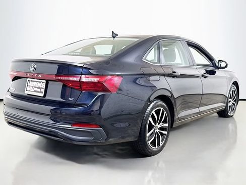 Used 2025 Volkswagen Jetta SE FWD image 4