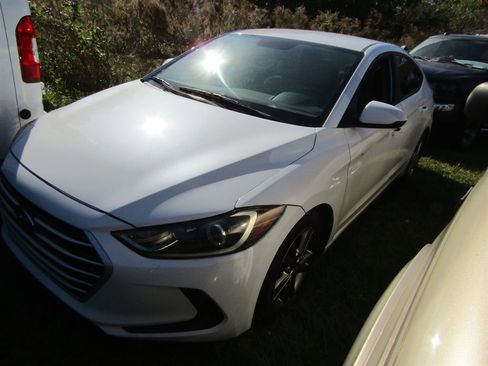 Used 2017 Hyundai Elantra SE image 1