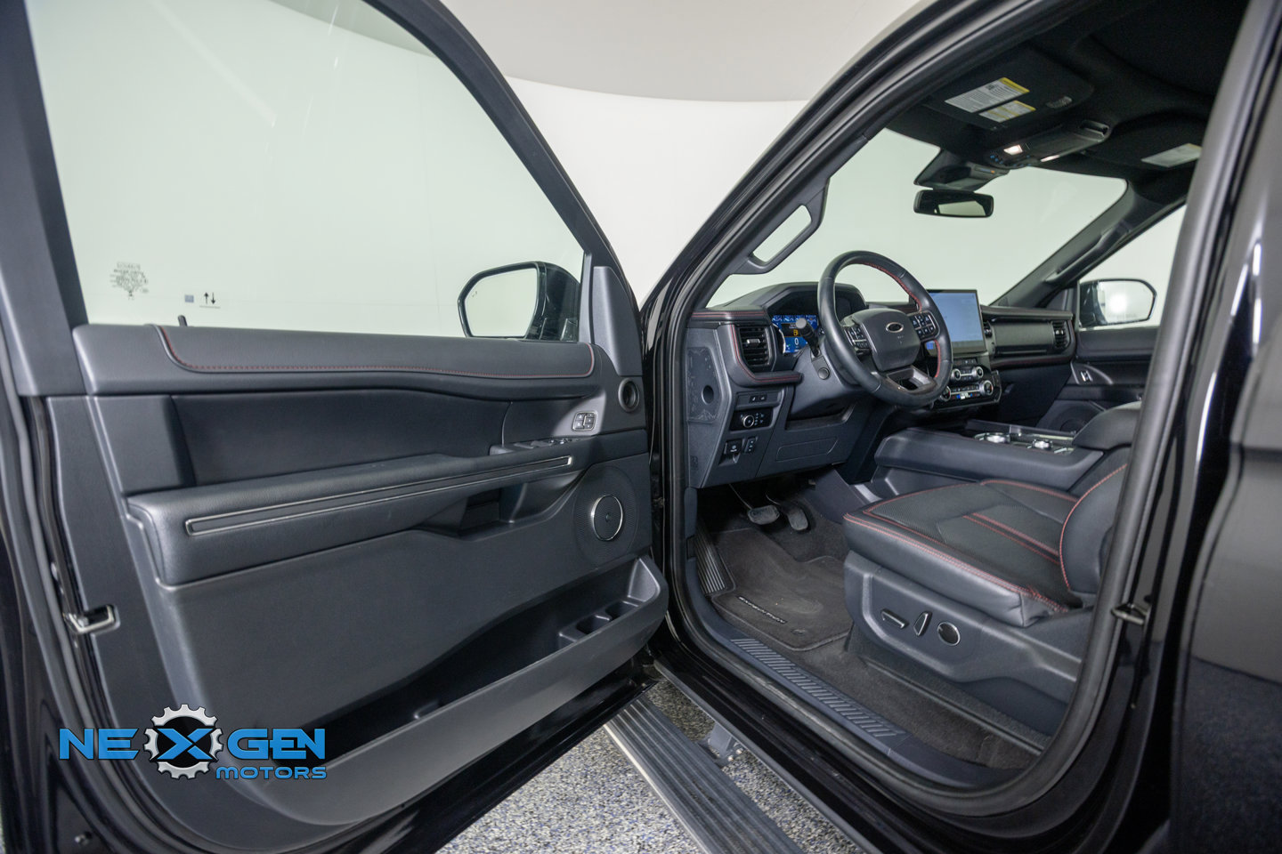 Used 2024 Ford Expedition Limited AWD/4WD image 10