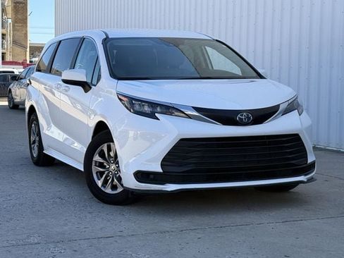 Used 2024 Toyota Sienna LE image 2
