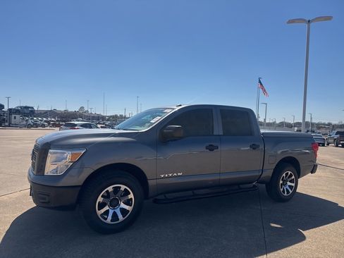 Used 2019 Nissan Titan S image 10