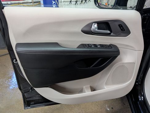 Used 2024 Chrysler Pacifica Touring-L image 25