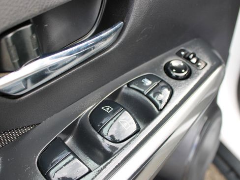 Used 2019 Nissan Kicks SV image 15