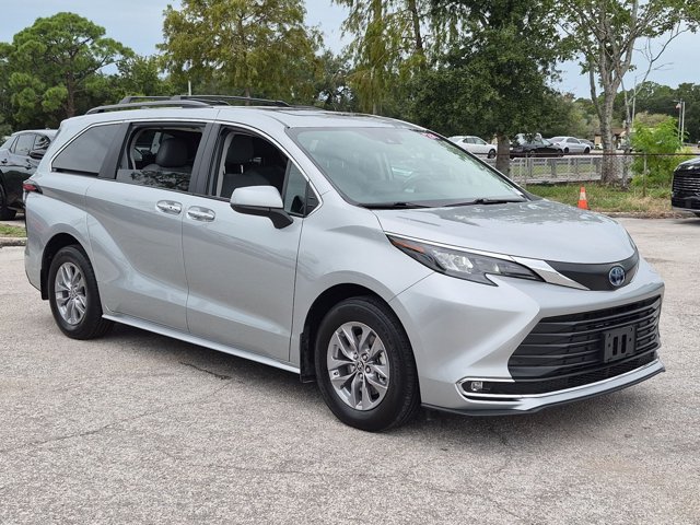 Used 2024 Toyota Sienna XLE FWD image 3