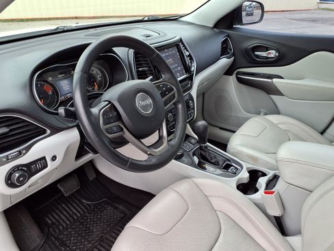 Used 2019 Jeep Cherokee Limited w/ Luxury Group AWD/4WD image 12