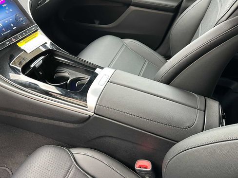 Used 2025 Mercedes-Benz GLC 300 4MATIC image 31