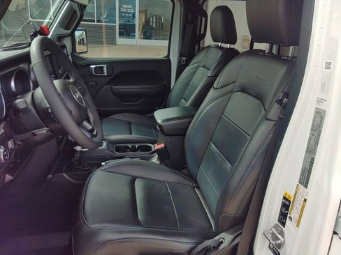 Used 2023 Jeep Gladiator Sport AWD/4WD image 6