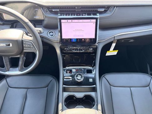 Used 2025 Jeep Grand Cherokee Limited w/ Luxury Tech Group II image 11