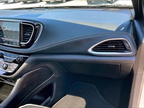 Used 2021 Chrysler Pacifica Limited w/ Uconnect Theater Family Group image 21