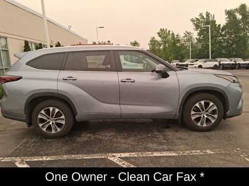 Used 2024 Toyota Highlander XLE AWD/4WD image 2