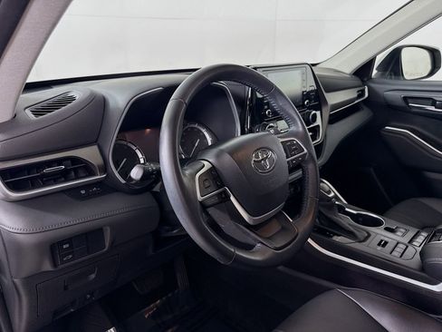 Used 2022 Toyota Highlander XLE AWD/4WD image 4