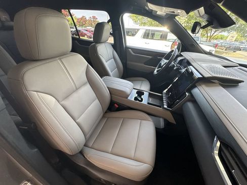 Certified 2026 GMC Acadia Elevation w/ Elevation Premium Package FWD image 28