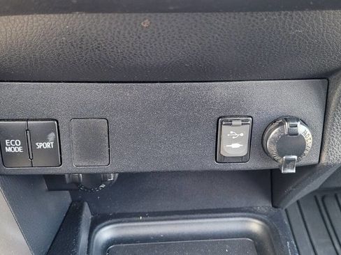 Used 2016 Toyota RAV4 LE image 18