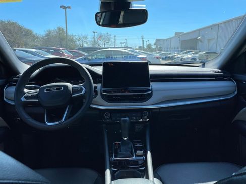 Used 2025 Jeep Compass Limited image 33