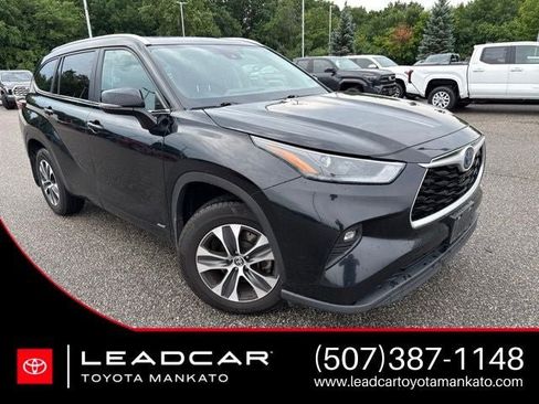 Used 2024 Toyota Highlander XLE AWD/4WD image 1