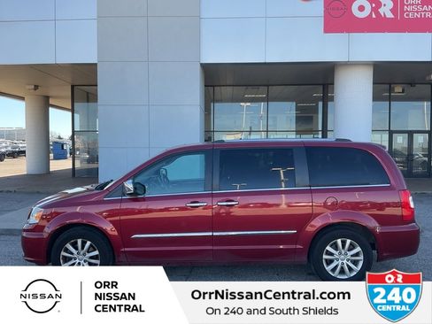 Used 2015 Chrysler Town & Country Limited Platinum image 8