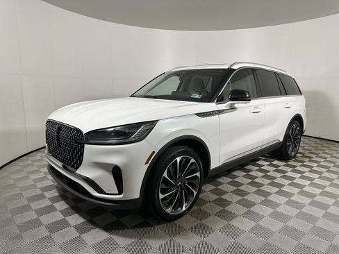 Certified 2025 Lincoln Aviator Reserve w/ Luxury Package image 3