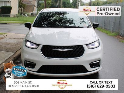 Used 2025 Chrysler Pacifica Select