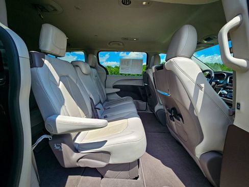 Used 2020 Chrysler Pacifica Touring-L Plus FWD image 42