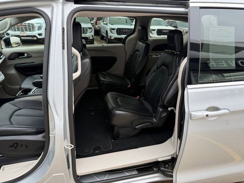 Used 2024 Chrysler Pacifica Touring-L image 11