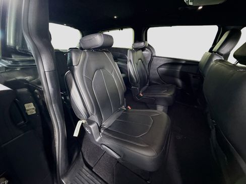 Used 2020 Chrysler Pacifica Touring-L w/ S Appearance Package image 26