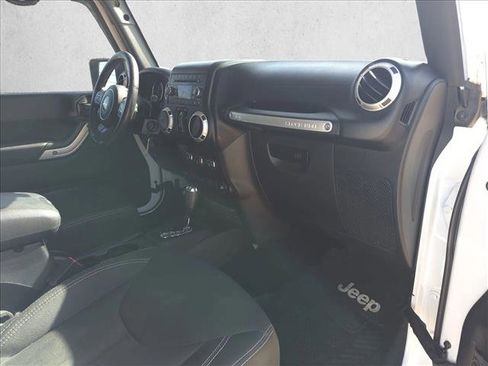 Used 2017 Jeep Wrangler Unlimited Rubicon w/ Connectivity Group image 17