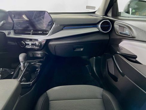 Used 2025 Chevrolet Trax LT w/ LT Convenience Package FWD image 23