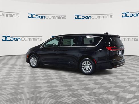 New 2026 Chrysler Pacifica Select image 7