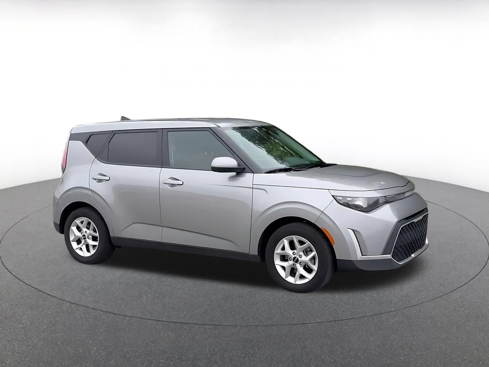 Used 2025 Kia Soul LX w/ LX Technology Package FWD image 2