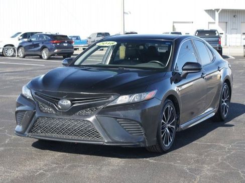 Used 2018 Toyota Camry SE w/ Moonroof Package image 2