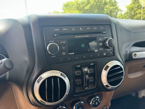 Used 2014 Jeep Wrangler Unlimited Sahara w/ Connectivity Group AWD/4WD image 26
