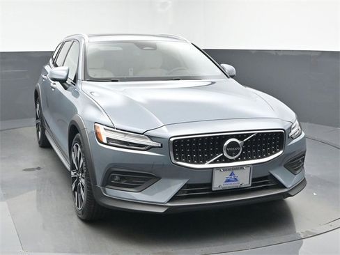Used 2024 Volvo V60 B5 Cross Country Ultimate image 2