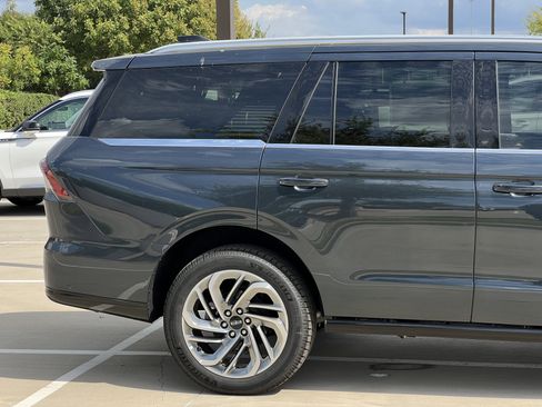 New 2025 Lincoln Navigator Reserve image 11