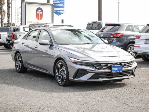 Used 2025 Hyundai Elantra Limited FWD image 3