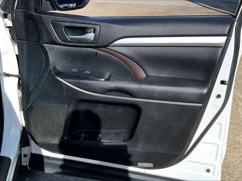 Used 2016 Toyota Highlander XLE image 21